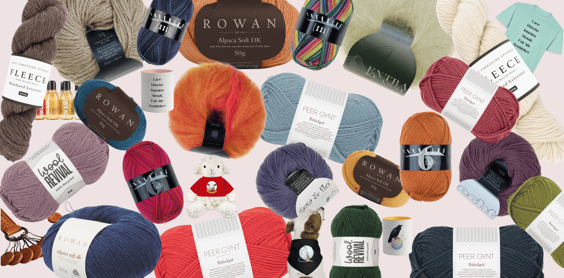 Foto von Wolle in unterschiedlichen Qualitäten und Farben, Print-to-Order Produkte und Strickzubehör auf hellen Hintergrund.