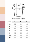 Größentabelle mit Maßen für Oversized T-Shirts und eine Verzierung links mit Orange-, Rosa- und Blautönen. 